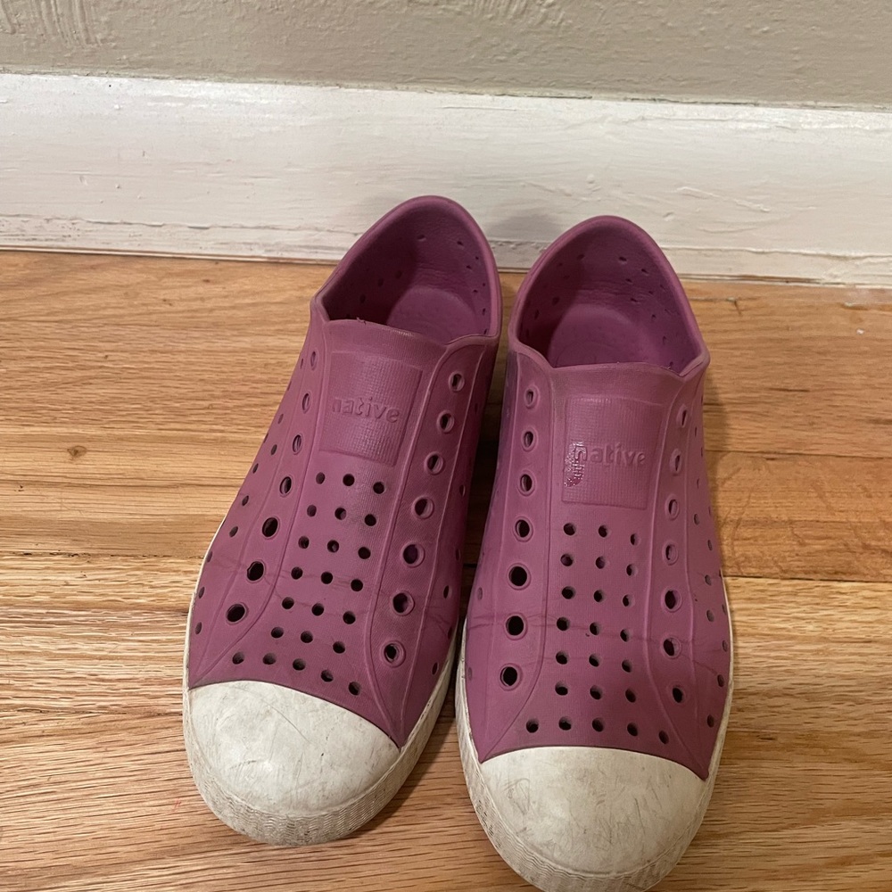 Native Jefferson Shoes Size 3 youth